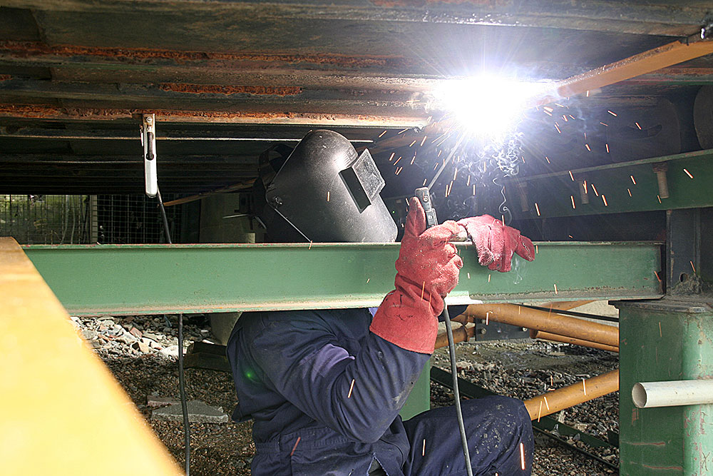 Welding-reed-bed-support-structure-under-barge